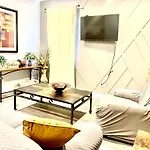 Blue Oval -King Bed-2Bedrooms 1,5 Bath